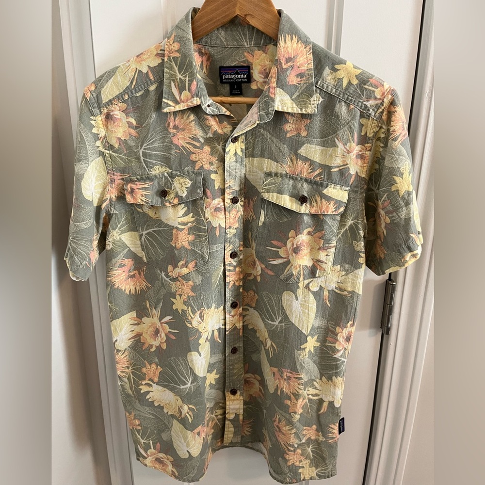 Patagonia hawaiian button down. Men’s size small, organic cotton